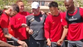 JN江南体育-拿到英超冠军的亚洲球员名单与他们的精彩瞬间